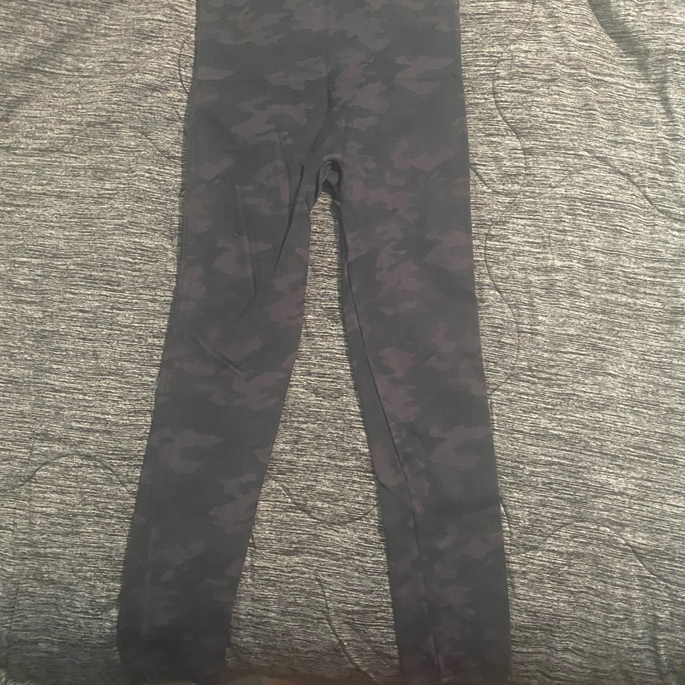 Spanx Look At me Now Cropped Leggings. Black and Grey Camo Size M